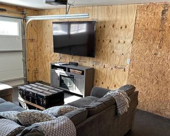 The Crew House At Bass Lake, In - Knox - Living room