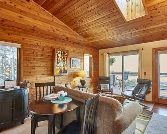 Cozy Schroeder Studio with Deck on Lake Superior - Schroeder - Living room