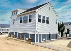 Charming Bungalow With Loft - Close To The Beach! Sleeps 4-5 - Toms River - Edificio