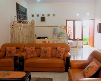 Homestay Jogja Dekat Taman Pelangi by Simply Homy - Yogyakarta - Vardagsrum