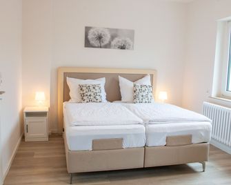 Ferienwohnungen Domblick-Herkenrath - Bergisch Gladbach - Bedroom