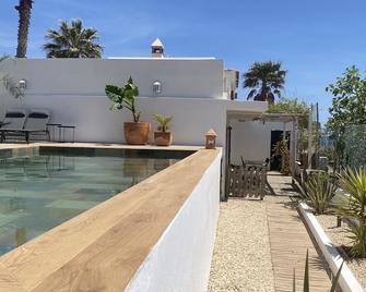 House located on a cliff in the Mediterranean Sea. - Calahonda - Pool