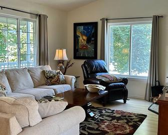 Family friendly home wihin minutes of UofI and WSU campuses. - Moscow