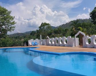Khun Khao Tamnan Prai Resort - Ratchaburi - Piscina