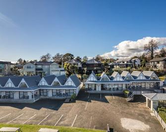 Gables Lakefront Motel - טאופו - בניין