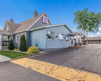 Outdoor Getaway in Knights Inn & Suites Salem Pet-Friendly, Parking - Salem - Building