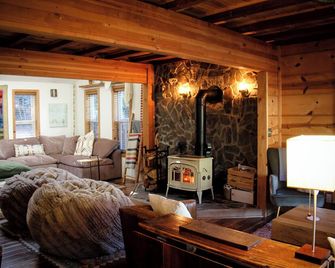 Sandy River's Hush, Cozy Cabin on 1.2 acres tucked above the Sandy River - Sandy - Sala de estar