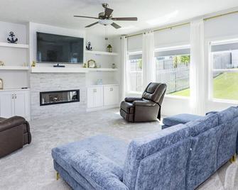 Elegant New 5br Family Retreat! - Gretna - Living room