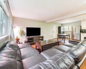14 Mi to Dtwn Seattle: Sleek Home w/ Large Yard - Renton - Living room