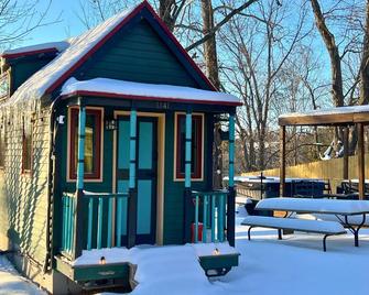 Petite Bloom Hooosier Retreat - Bloomington - Patio