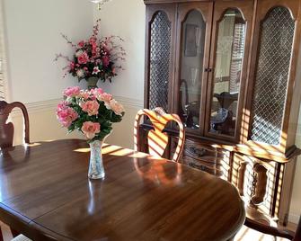 Spacious tranquil 4 bedroom family home near everything - Chesapeake - Sala pranzo