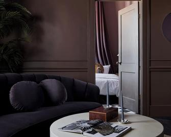 Designed for a romantic getaway or a solo adventure on the town. Dramatic & Theatrical - Stratford - Living room
