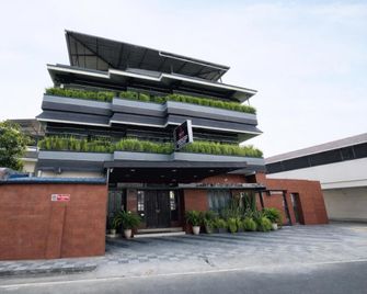 W H Nest Hostel - Kochi - Building