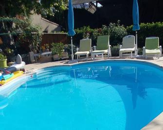 Rental Of An Apartment In A Provencal Farmhouse In Pontet With Swimming Pool - Le Pontet - Piscine