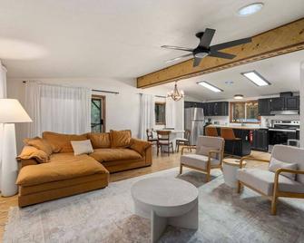 Hot Tub, King Bed, Ev Charger 5 MI To Mt Rainier - Ashford - Living room