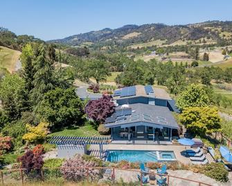 Wine Country Retreat with Pool, Vineyard, Trampoline, Putting Green and Hot Tub - Santa Rosa - Bygning