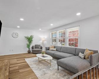 Modern and Accessible 5 Bedroom Home in Cranberry, Pittsburg with Game Room - Cranberry Township - Living room