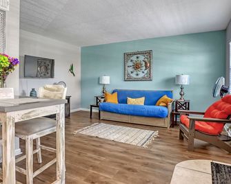 Right On The Beach!! Rockets And Cruise Ships! Kid And Pet Friendly, 2br. - Cocoa Beach - Living room