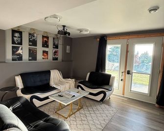 Modern Upper Basement Theatre Suite of Hinton! - Hinton - Living room