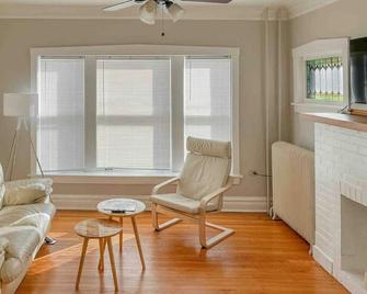 Charming Chicago-Style, Vintage, Tv Nfl Pass - Oak Park - Living room