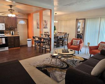 Winter Specials! Cozy Home away from Home - Dolton - Living room
