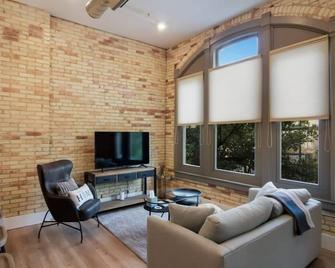 Golden Lofts Unit 3 Downtown Traverse City 2bd 2ba - Traverse City - Living room