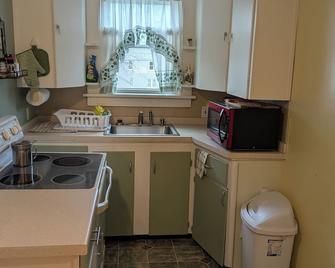 Fully Furnished, Clean, Cozy ,1 Bedroom Duplex In Downtown Monroe, MI - Monroe - Kitchen