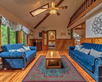 Magnolia Streamside Resort - Canadensis - Wohnzimmer