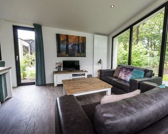 Stylish detached lodge on the forest edge, comfortably furnished for six persons. - Wekerom - Sala de estar