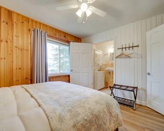 Serene Lake Junaluska Gem Deck and Mountain Views - Lake Junaluska - Bedroom