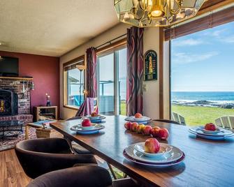 Oceanfront Wave Watching With Hot Tub & Walk To Everywhere In Yachats! - Yachats - Dining room