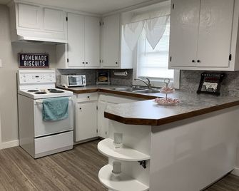 Private Country Farmhouse - Winnsboro - Kitchen
