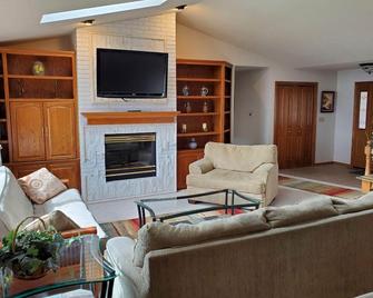 Large, cozy lake home near Round Lake Farm, Nordic Center, Road America, Lambeau - Brillion - Sala de estar