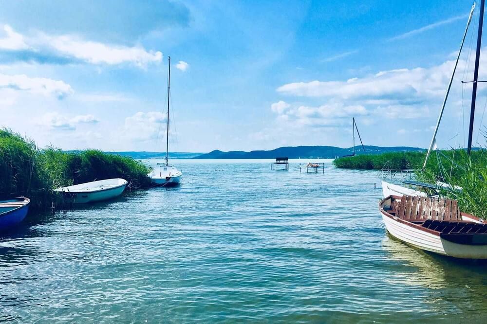 Holiday home 50 m to Lake Balaton with private jetty and boat - סאנטוד - נוף חיצוני