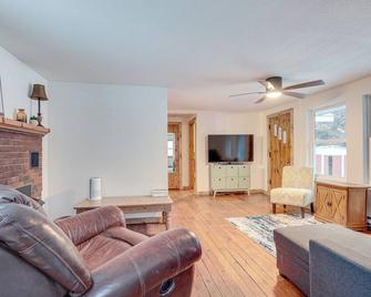 Fish Year-Round Riverfront Cottage in Rhinelander - Райнлендер - Вітальня