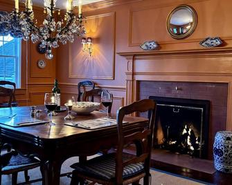 Cory Cottage - a charming 1830s home with ocean views. Walk to everything. - Saint Andrews - Dining room