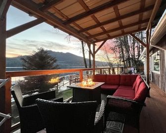 Lakefront Cottage-W-Private Hot Tub - Youbou - Balcón