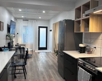 Hygee Home - Cozy Studio Suite with Mountain Views. - Cochrane - Kitchen