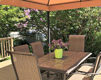 Up Cottage - Saint Ignace - Patio