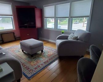 Historic Newburyport - new to VRBO - Rental at the historic Bartlet Mall - Newburyport - Living room