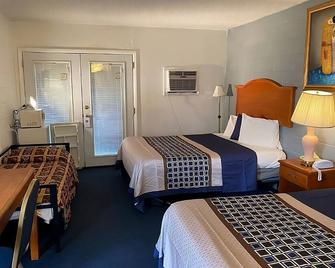 Pet-Friendly Accommodations at Knights Inn Fairview! 3 Convenient Units - Fairview - Bedroom
