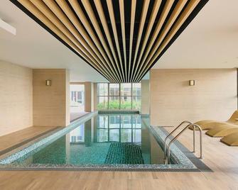 Gold Coast Pik Sea View Apartments By Longesuites - Yakarta - Piscina