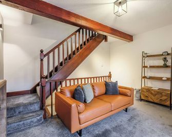Sleek 2B/1B Retreat in Lindley, Huddersfield - Huddersfield