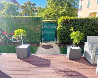 Chambres d'hôtes à thèmes à 2,4Km du parc - Magny-le-Hongre - Patio