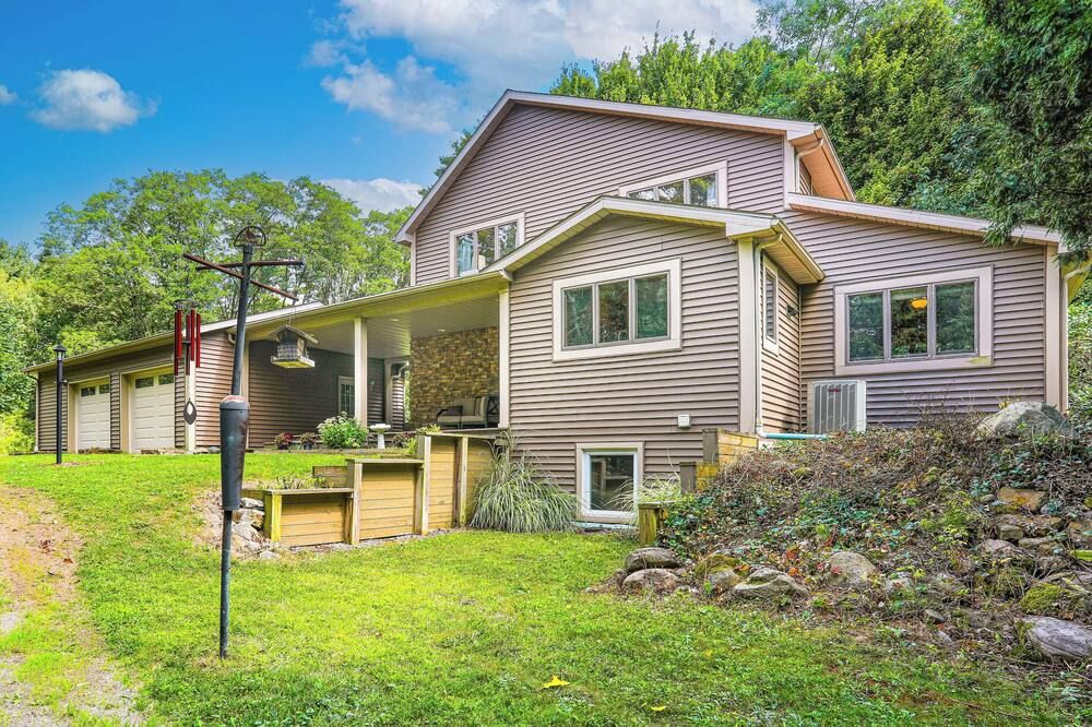 Wooded Retreat on 5 Acres: 6 Mi to Edinboro Lake!
