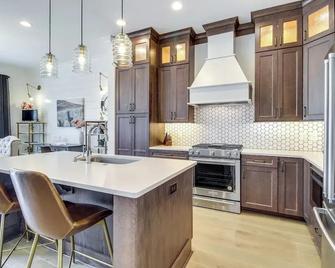 Charming Savannah Townhome - 1 Block to Riverwalk! - Savannah - Cozinha