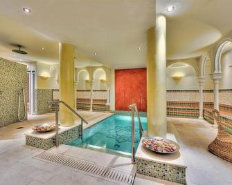 Juniorsuite mit kombiniertem Wohn-/Schlafbereich, Dusche und WC - Tübingen - Pool