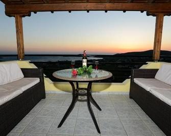 Dina Hotel - Plati - Balcón