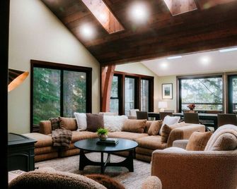 Reflection Haven: Lakeside, Hot Tub, By Park Entry - Port Angeles - Lounge