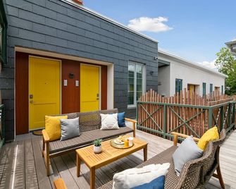 The Iris - Charleston - Balcony